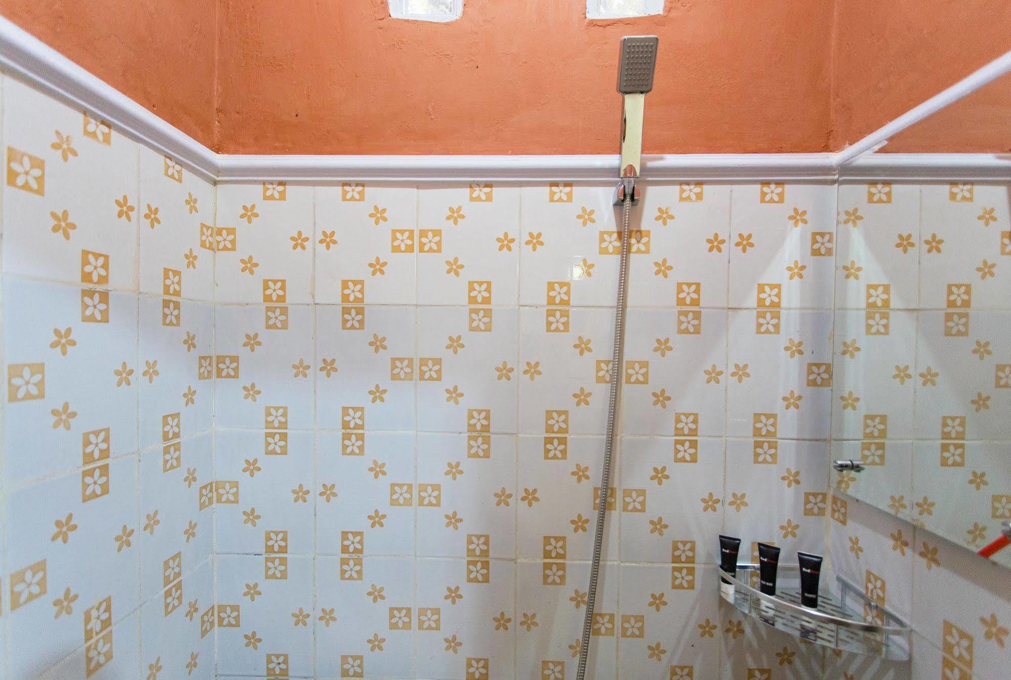 Reddoorz @ Pesanggrahan Mencil Extérieur photo
